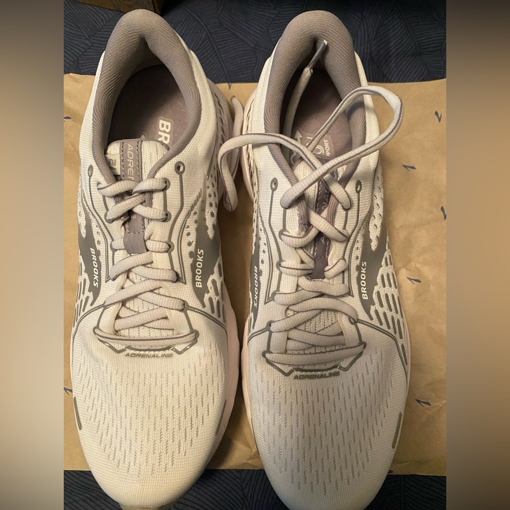 NEW IN BOX Brooks - adrenaline GTS 21 - white
